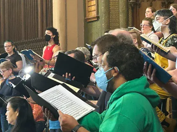 Coro Allegro singing a few singers have masks on