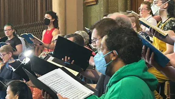 Coro Allegro singing a few singers have masks on
